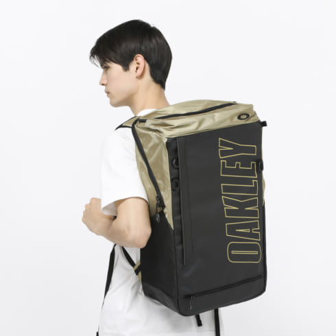 オークリー Essential Square Pack Xl 6 0 Fos 5gl ディパック バックパック リュック 40l Oakley 公式通販 アルペングループ オンラインストア